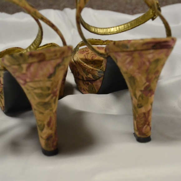 Stunning tapestry design Heels by Mudd. - Picture 3 of 5